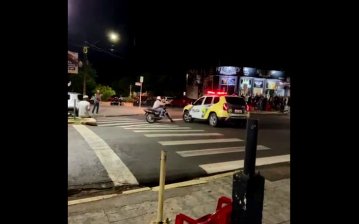 Policial militar do Paraná dá 'voadora' em motociclista infrator