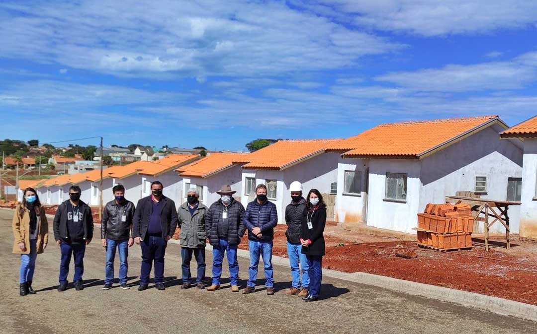Cohapar realiza visita técnica em obras de casas em Lunardelli