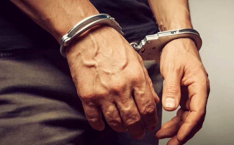 Homem com tornozeleira eletrônica é preso por ameaça e de posse de faca