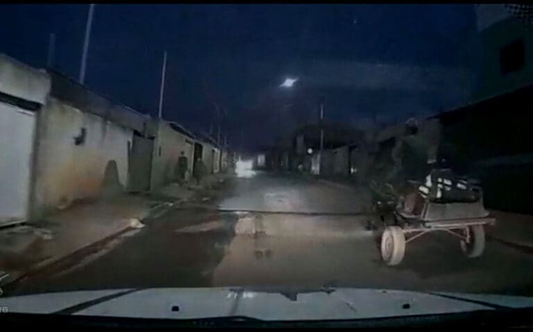 Homens tentam fugir da polícia em carroça