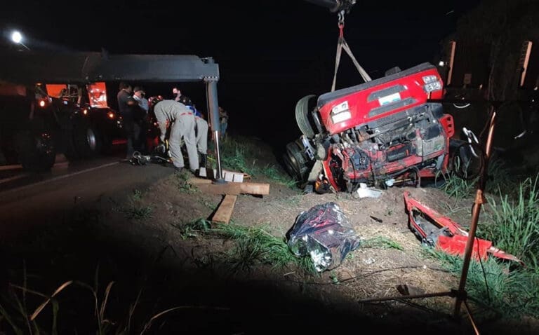 Caminhão tomba e mata motorista na BR-280 no PR