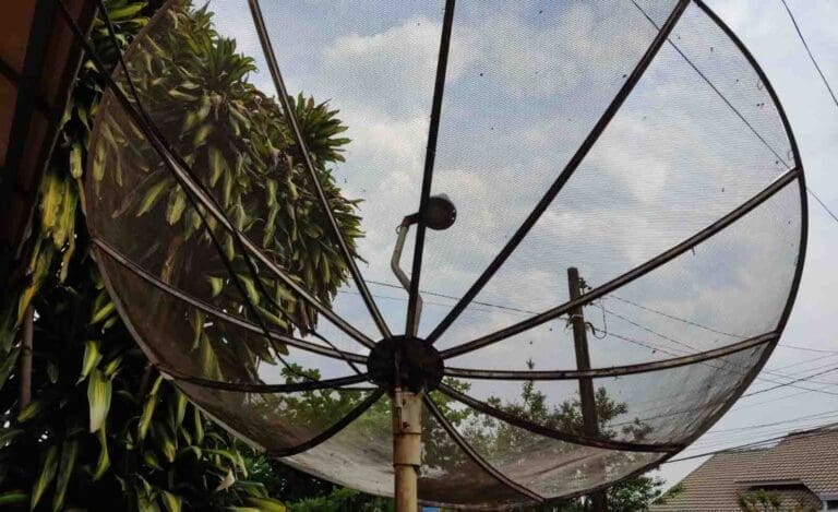 Homem tenta enganar idosa para furtar antena parabólica