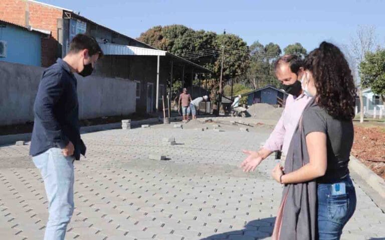 Trecho da Rua Londres em Jardim Alegre ganha pavimentação com blocos sextavados