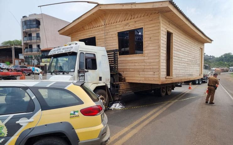 Homem morre atropelado por caminhão que transportava casa no PR