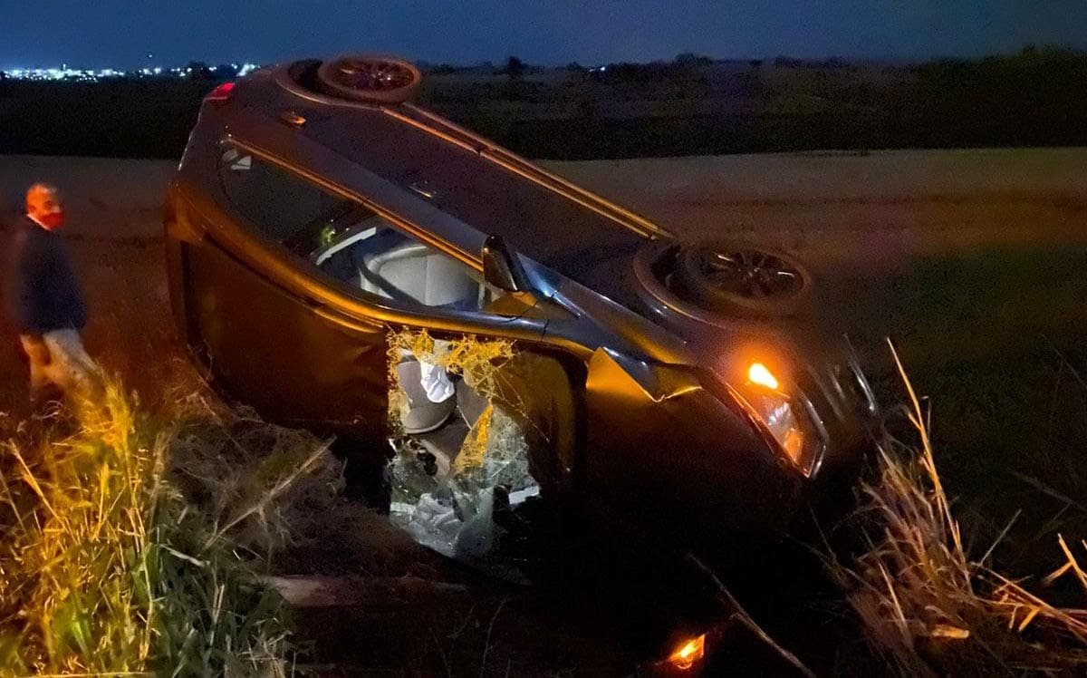 Motorista perde o controle do carro e capota no acesso secundário de Ivaiporã