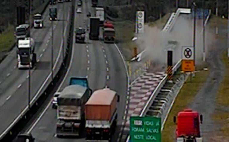 Carga de madeira escorrega da caçamba e mata motorista no PR