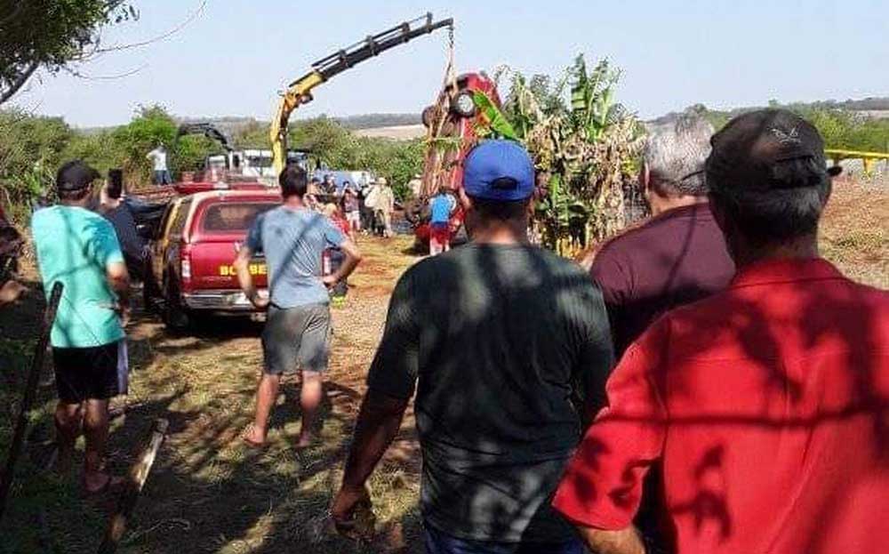 Casal morre após carro cair em esterqueira no PR