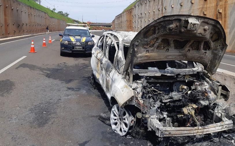 Após duplo homicídio em Sarandi, suspeitos incendeiam carro na fuga