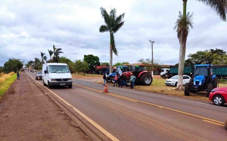 Caminhoneiros realizam manifestações em Lidianópolis