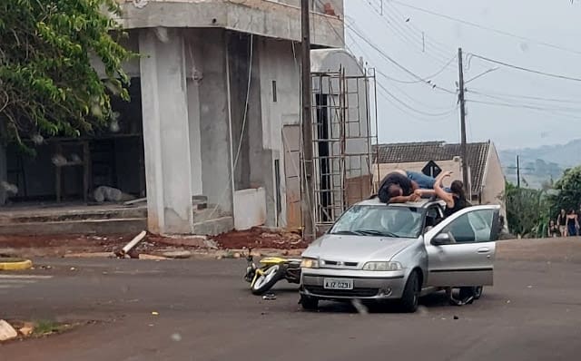 Motociclista para em teto de carro após acidente em São João do Ivaí