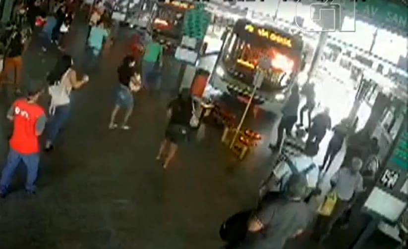 Mulher ateia fogo em motorista de ônibus por ele zombar do mau hálito dela