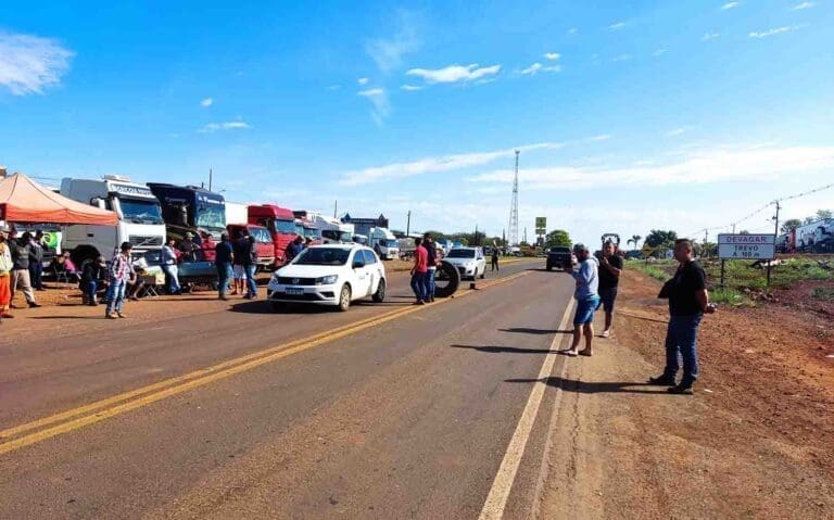 Protesto dos caminhoneiros entra no 3º dia na PR-466, em Jardim Alegre