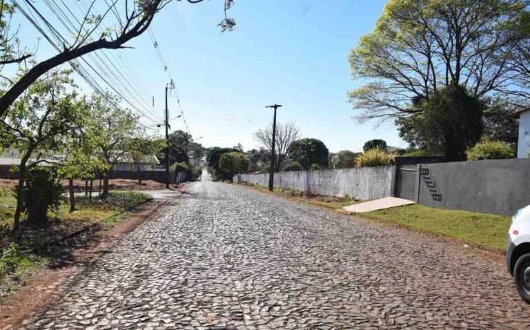 Carlos Gil lança programa de pavimentação asfáltica sobre pedra irregular