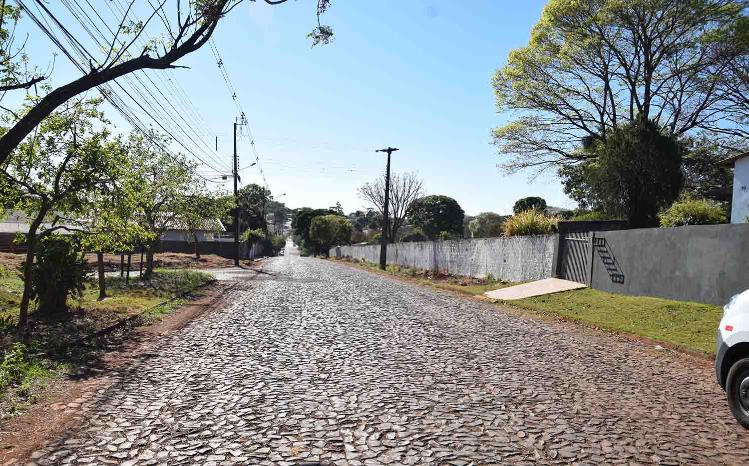 Carlos Gil lança programa de pavimentação asfáltica sobre pedra irregular