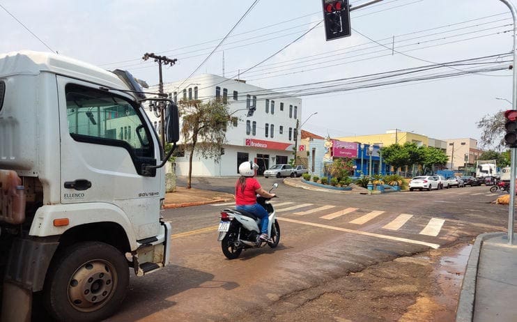 Prefeitura de Jardim Alegre coloca em operação semáforo na Av. Matos Leão