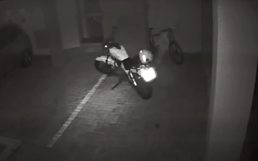 Vídeo: Motocicleta 'fantasma' se move sozinha em estacionamento e bate em carro