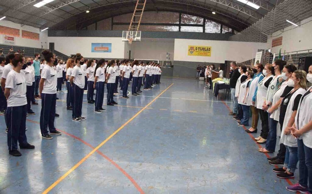 Alunos do colégio cívico-militar de Jardim Alegre recebem uniformes