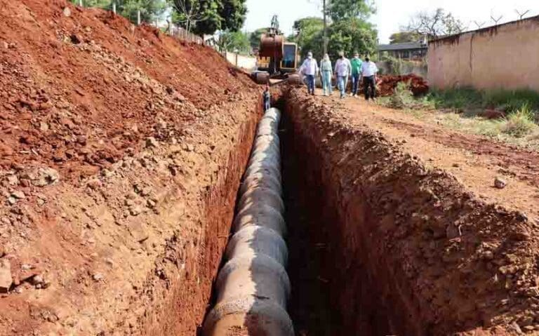 Prefeitura de Ivaiporã executa galerias de águas pluviais na Rua Luís Fabo
