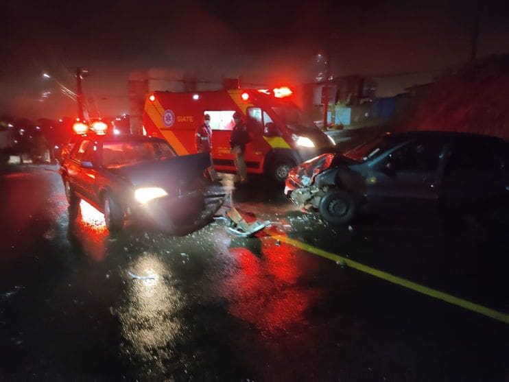 Batida entre carros em Apucarana