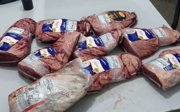 Mulheres são detidas furtando carne em supermercado