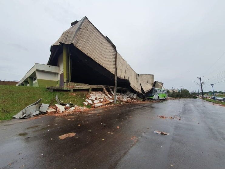 Temporal causa estragos em cidades do norte do Paraná