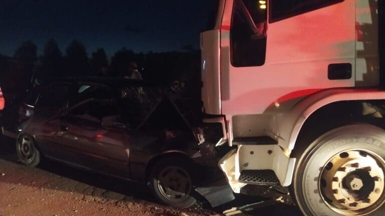 Homem fica ferido em acidente entre carro e caminhão