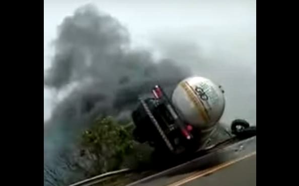 Acidente entre caminhões deixa dois mortos BR-376