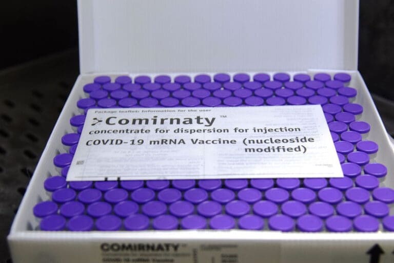 Paraná recebe 555.750 vacinas da Pfizer nesta sexta-feira