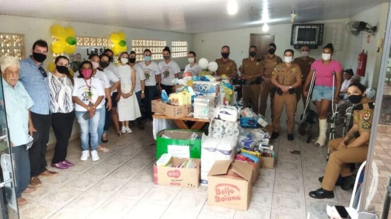 PM faz confraternização e entrega doações ao lar do idosos