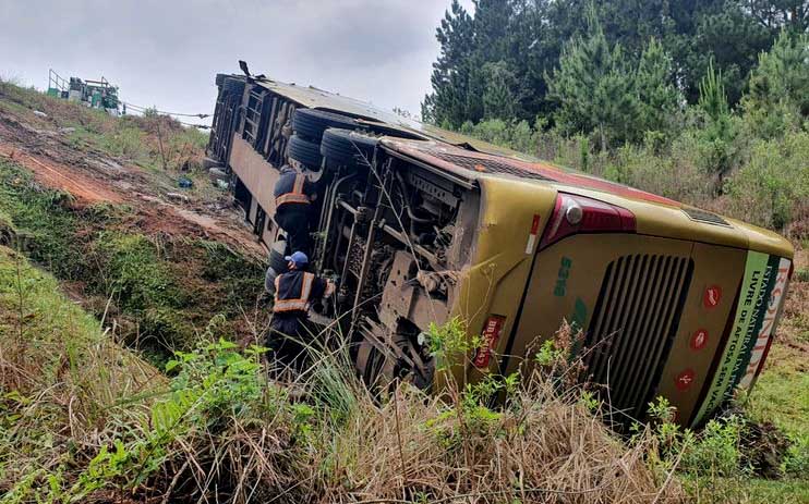 Ônibus tomba após batida com caminhão e deixa 17 feridos