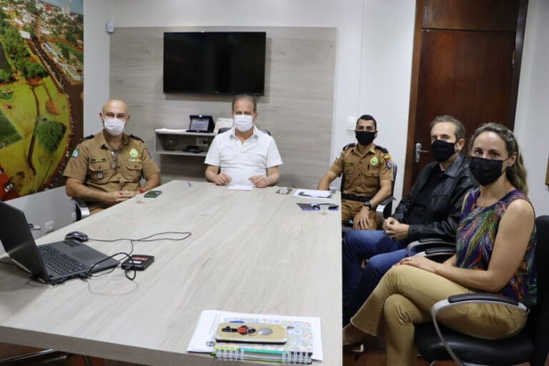 Carlos Gil recebe comandante da PM