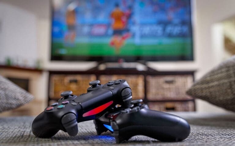 Ladrão furta TV e videogame de depósito em fundo de quintal