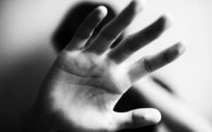 Adolescente denuncia homem por comentários de cunho social