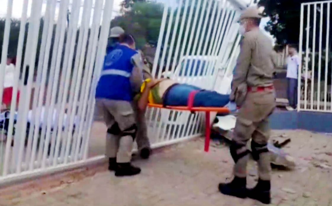 Motociclista vai parar no quintal de residência após acidente com carro