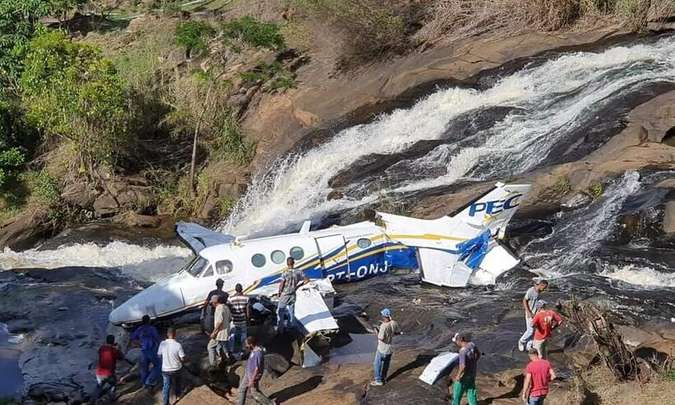 Avião da cantora sertaneja Marília Mendonça cai em Minas Gerais