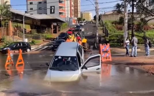 Carro é ‘engolido’ por cratera em Uberlândia