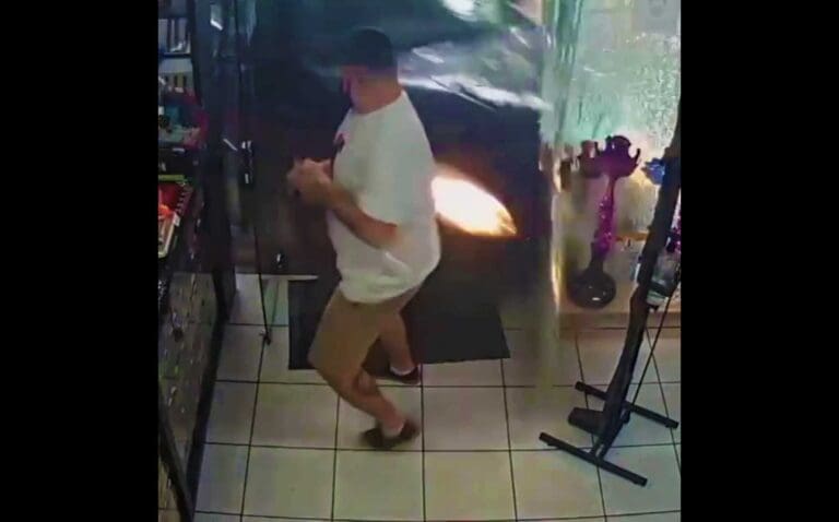 Carro invade tabacaria