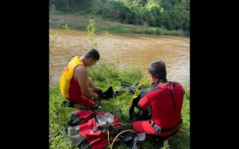 Bombeiros interrompem buscas por jovem desaparecido