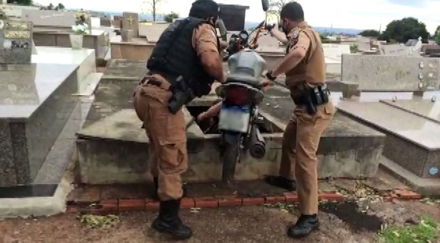 Moto roubada é encontrada dentro de túmulo no Paraná