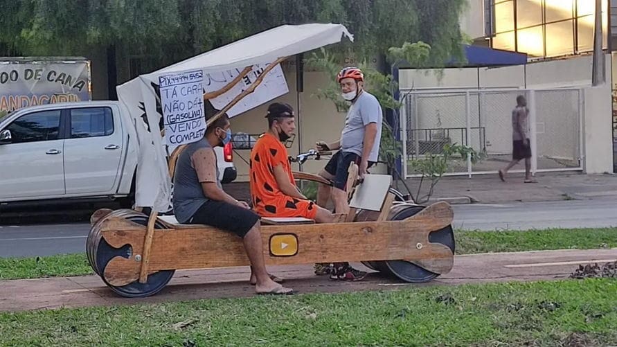 Contra gasolina cara, dupla dirige carro dos Flintstones