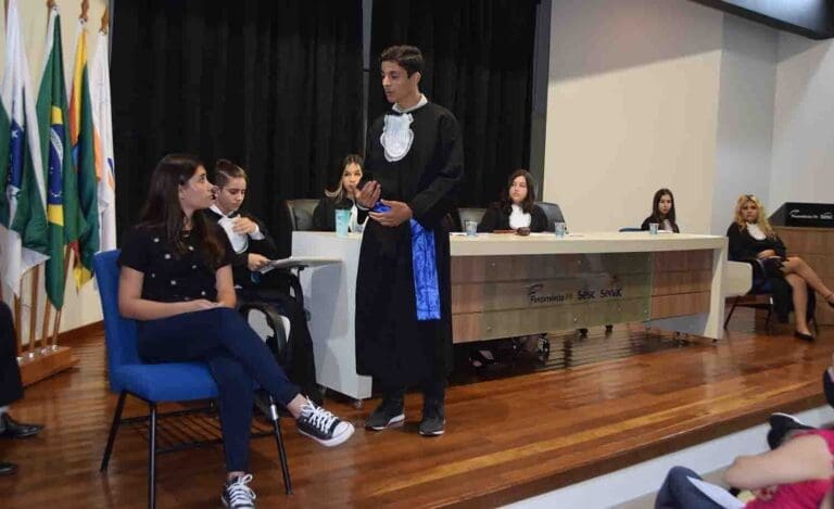 Alunos do Colégio Sesc/Senac simulam tribunal do júri em Ivaiporã
