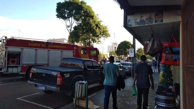 Acidente na Av. Souza Naves envolveu um Fiat Uno e uma Honda Biz
