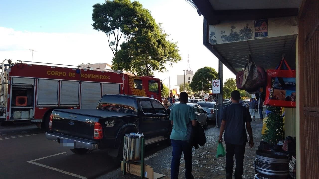 Acidente na Av. Souza Naves envolveu um Fiat Uno e uma Honda Biz
