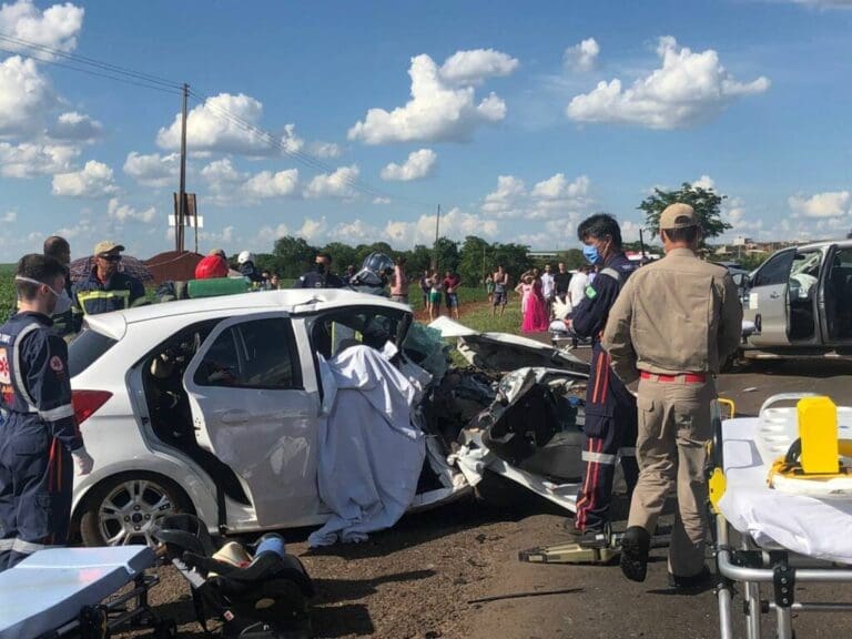 Mulher morre colisão frontal