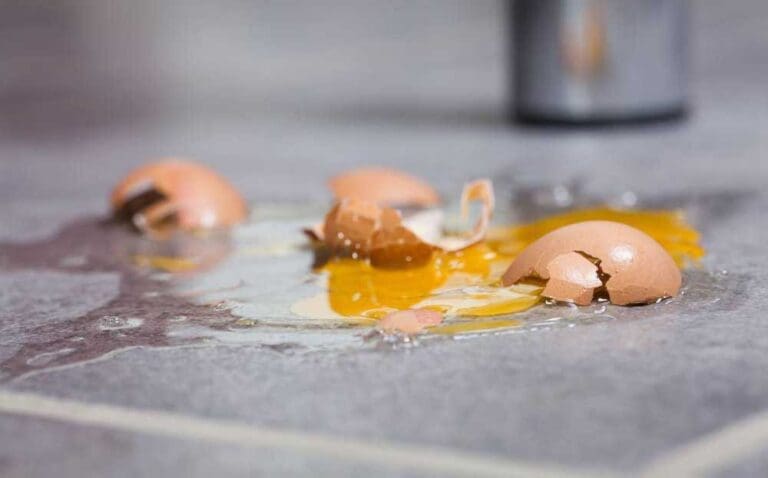 Mulher agride marido e joga ovos nele durante a discussão