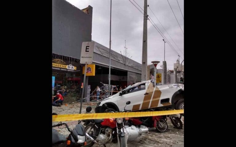 Carro despenca estacionamento