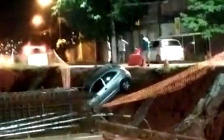 Carro cai em buraco