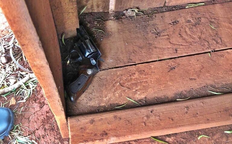 preso após ameaçar esposa e esconder arma na casinha do cachorro