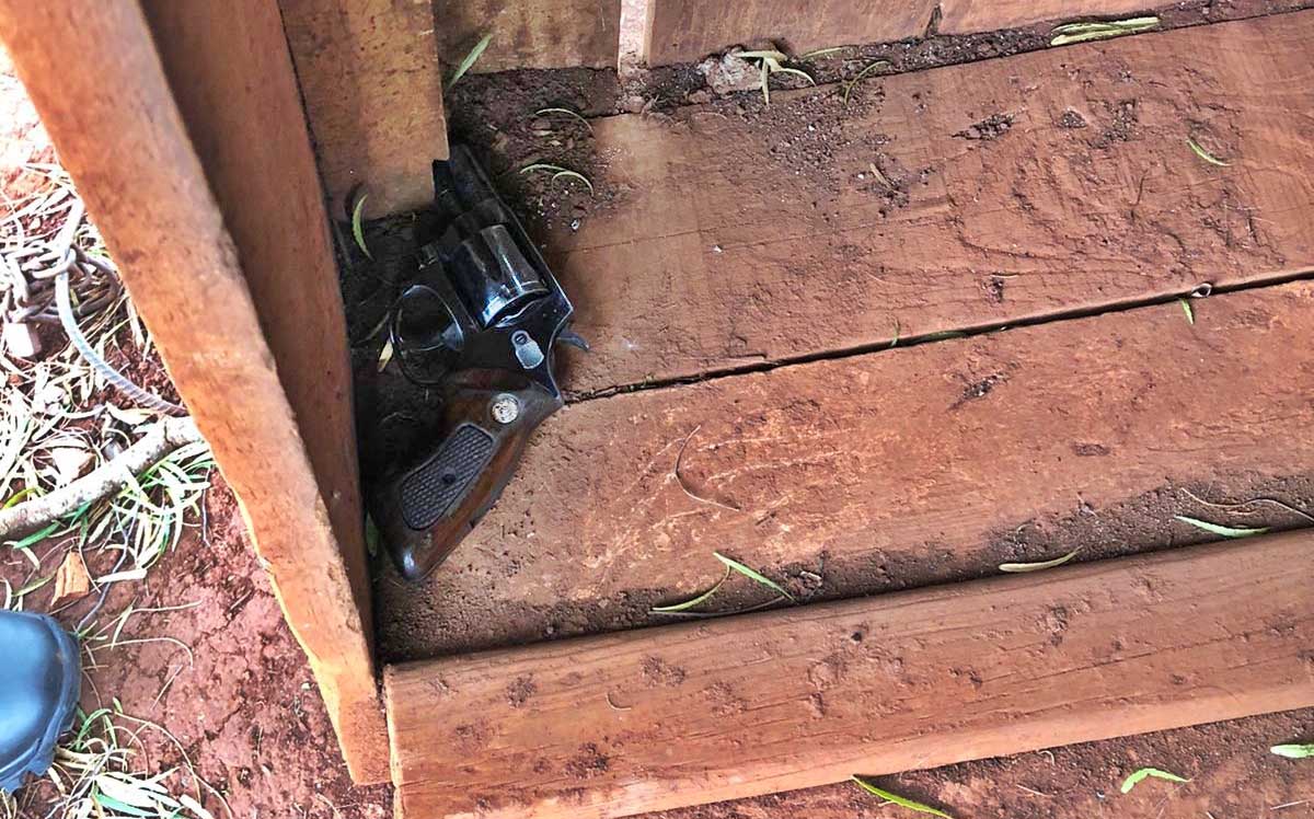 preso após ameaçar esposa e esconder arma na casinha do cachorro