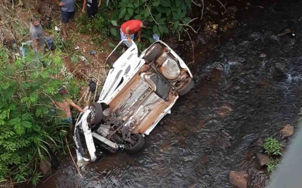 carro caiu rio cascavel